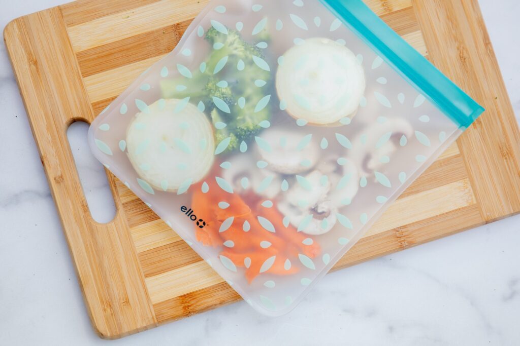 Sustainable sandwich bag holding vegetables.